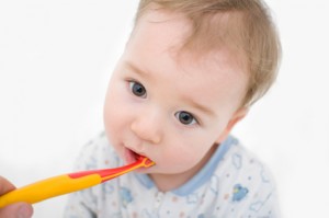 Baby beim Zähne putzen