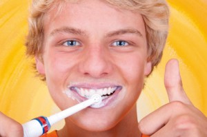 Teenager putzt richtig Zähne