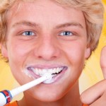 Teenager putzt Zähne