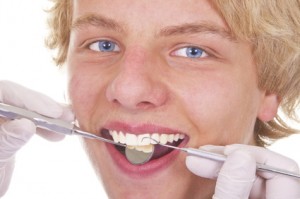 Beim Zahnarzt reinigen