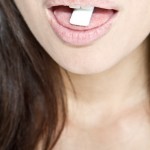 Zahnpflegekaugummi in Damen-Mund