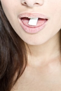 Zahnpflegekaugummi in Damen-Mund