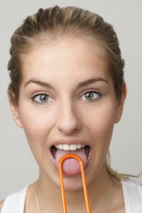 Frau mit Zungenbelag