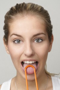 Frau mit Zungenbelag