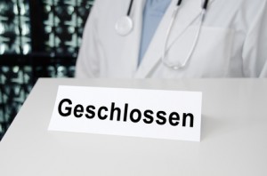 Schild in einer Arztpraxis - Geschlossen