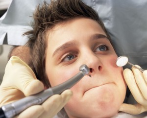 Junge hat Angst vor dem Zahnarzt