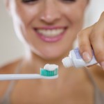 Frau putzt ihre Zähne
