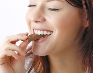 Frau konsumiert genüßlich Schokolade